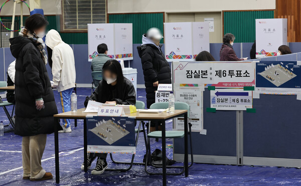 20대 대통령선거 투표율 오전 10시 기준 11.8%…지난 대선보다 2.3%p↓