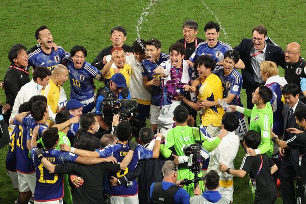 2일(한국시간) 카타르 알라이얀 칼리파 인터내셔널 스타디움에서 열린 2022 카타르 월드컵 E조 일본과 스페인 경기에서 승리한 일본 선수단이 환호하고 있다. [연합뉴스]