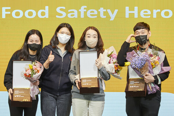 한국맥도날드가 전국 레스토랑 점장 컨벤션 행사에서 ‘2022 푸드 세이프티 히어로 시상식(Food Safety Hero Award)’을 진행했다. (사진 왼쪽부터) 한국맥도날드 남향선 점장, 김기원 대표, 이연정 점장, 진유식 점장 [맥도날드]