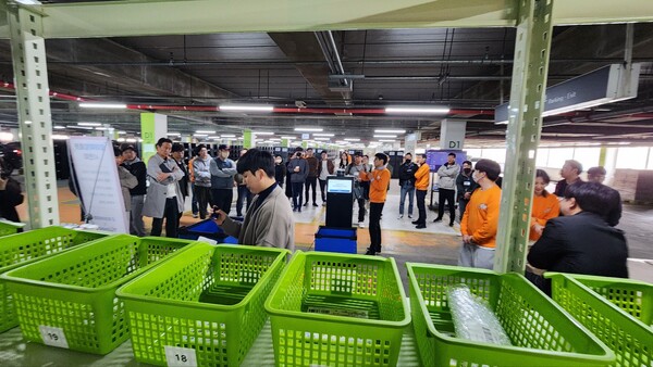 트위니가 핌즈와 함께 22일 인천 중구에 위치한 물류센터에서 물류센터 운영주들이 참여한 가운데 자율주행 오더피킹 로봇 시연회를 개최, 제품의 성능을 선보이고 있다.[트위니]