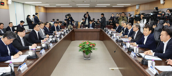 김병환 금융위원회 위원장이 7일 서울 종로구 정부서울청사에서 금감원, 5대 금융지주, 은행연합회 등 관계자들이 참석한 금융 상황 점검 회의에서 발언하고 있다. [연합뉴스]