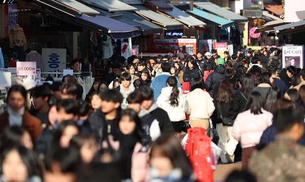 저출생 여파는 보험업계의 시장 확대를 가로막는 장벽이다. 사진은 지난 12월 25일 시민들로 붐비는 서울 마포구 홍대 거리. [연합뉴스]