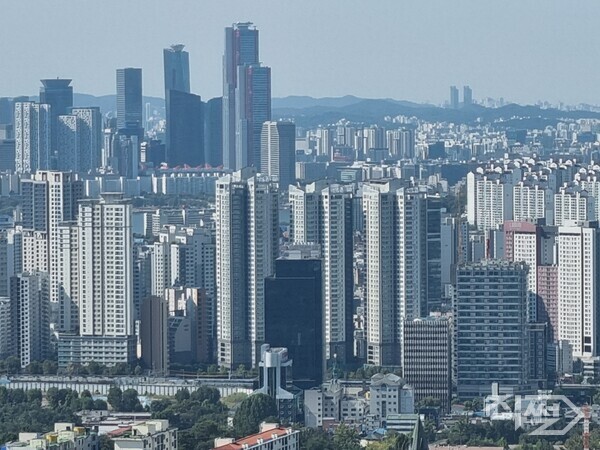 지난 10월 주택가격전망지수는 122로 전월 대비 10포인트 올랐다. 서울 시내 아파트단지. [직썰]