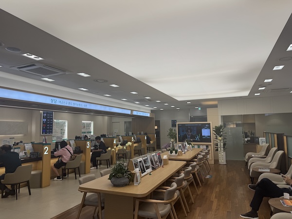 정부의 대출총량제 여파로 최근 시중은행들은 주택담보대출 신규 취급을 중단하고 있다. 광화문 인근 시중은행 영업점. [직썰 손성은 기자]