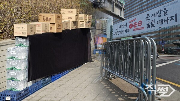 광화문 인근 편의점 앞에 쌓인 재고들(왼쪽)과 BTS 공연이 끝난 광화문 광장에 덩그러니 남은 팬스의 모습. [권신혁 기자]