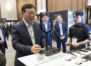 신동빈, '위기의 롯데' 구하러 나섰다···1박 2일 전면 쇄신 회의 돌입 - 뉴스 썸네일 이미지