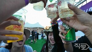 [이슈 직썰] 흔들리는 '소주·맥주' 아성...그 빈잔 채우는 '사케·하이볼... - 뉴스 썸네일 이미지