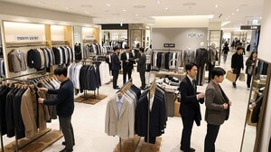 "옷에 진심인 남자 잡아라"...롯데·신세계·현대, 남성관 새판 짠다 - 뉴스 썸네일 이미지